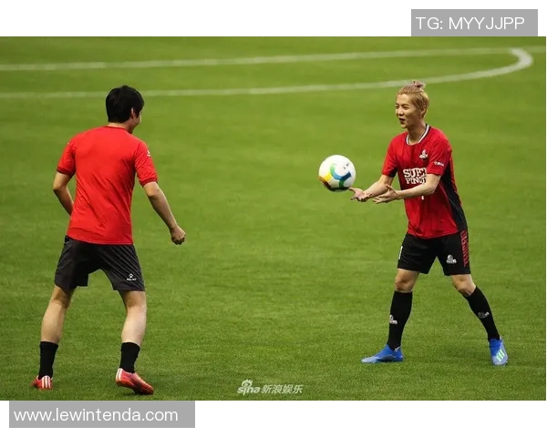 足球明星留辫子造型高清图片欣赏展现个性与风格的完美结合