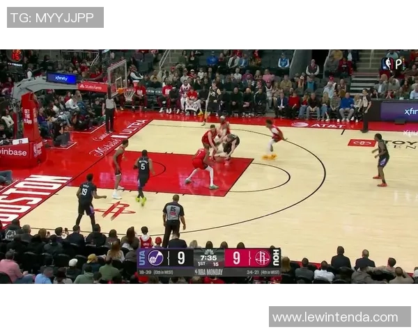 火箭队与爵士队激战正酣NBA联赛精彩直播不容错过