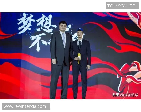 车模与篮球明星的精彩碰撞展现运动与时尚的完美融合